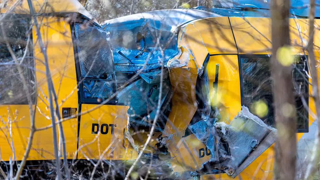 Zwei Züge stießen bei dem Unglück in Dänemark frontal zusammen.  - Bild: Steven Knap/Ritzau Scanpix Foto via AP/dpa