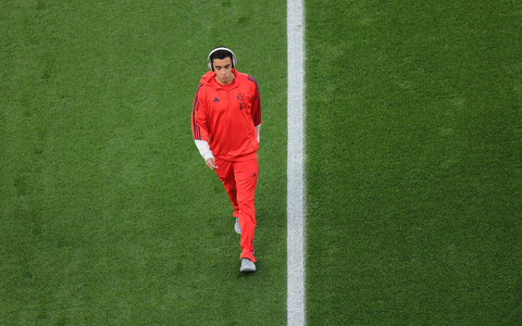 Vor dem Spiel alleine mit Kopfhörern, nach dem Spiel als DJ aktiv: Jamal Musiala. - Foto: Rolf Vennenbernd/dpa