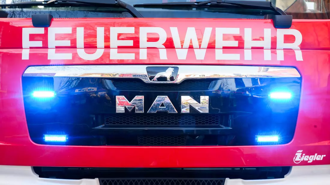 Peinliche Panne bei der Feuerwehr in Netphen: Dort wurde ein neues Gerätehaus so niedrig gebaut, dass die Wagen nicht hineinpassen. (Symbolbild) - Bild: Julian Stratenschulte/dpa