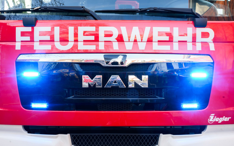 Peinliche Panne bei der Feuerwehr in Netphen: Dort wurde ein neues Gerätehaus so niedrig gebaut, dass die Wagen nicht hineinpassen. (Symbolbild) - Foto: Julian Stratenschulte/dpa