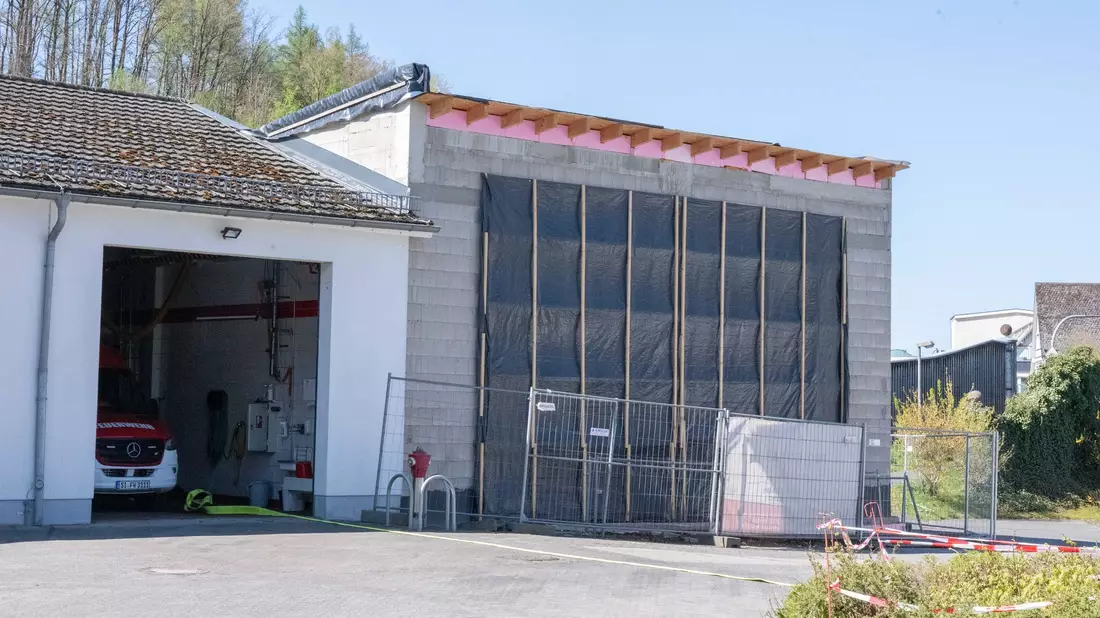 Das Feuerwehrgerätehaus war mit 250.000 Euro Baukosten geplant. - Bild: Benjamin Westhoff/dpa