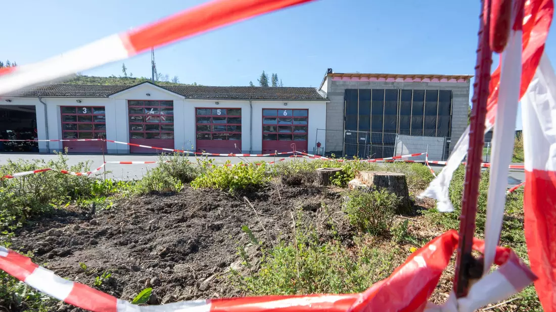 Ein externer Projektplaner soll Vorschläge zum Weiterbau des Feuerwehrhauses machen.  - Bild: Benjamin Westhoff/dpa