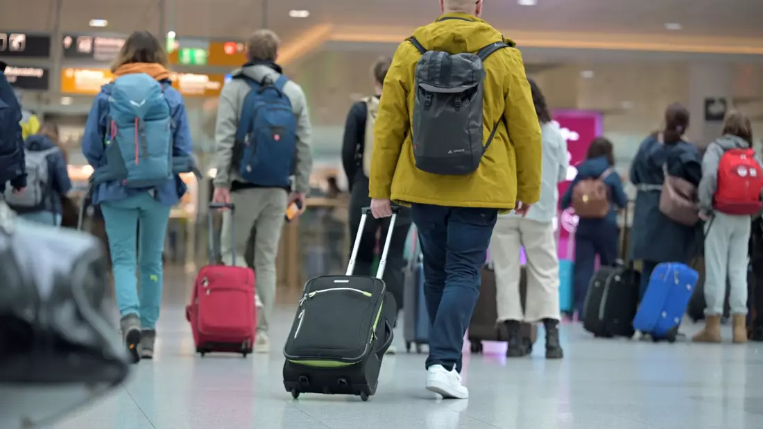 Der Rollkoffer kostet bei Lufthansa künftig extra. (Symbolbild) - Bild: Malin Wunderlich/dpa