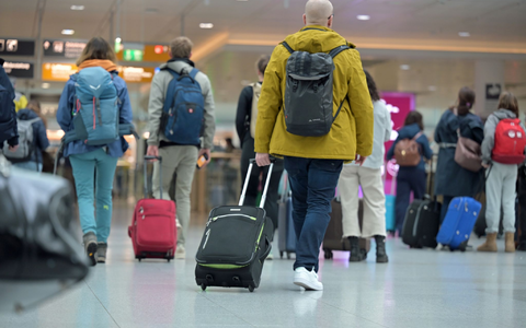 Der Rollkoffer kostet bei Lufthansa künftig extra. (Symbolbild) - Foto: Malin Wunderlich/dpa