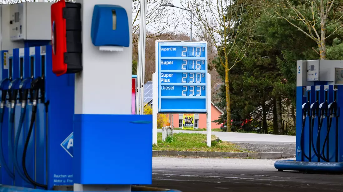 Die Spritpreise drehen aktuell wieder nach oben. (Archivbild) - Bild: Patrick Pleul/dpa