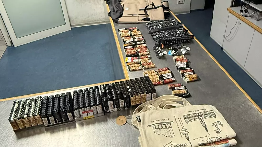 BPOL-HH: Mutmaßlich gewaltsam Eingedrungen: Souvenirs im Wert von über 1.200 Euro in einem Geschäft im Hamburger Hauptbahnhof entwendet- Mutmaßlichen Souvenirdieb durch Bundespolizei festgenommen- - Bild: presseportal.de