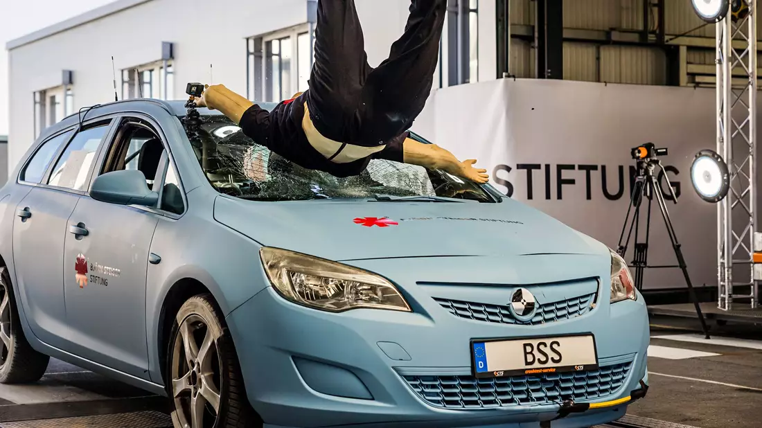 Zur Veranschaulichung der schweren Folgen wird im Crashtest ein Zusammenstoß von Fußgängern und Autos nachgestellt. - Bild: Lars Berg/dpa
