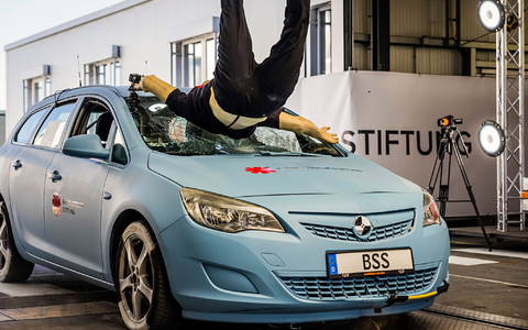 Zur Veranschaulichung der schweren Folgen wird im Crashtest ein Zusammenstoß von Fußgängern und Autos nachgestellt. - Foto: Lars Berg/dpa