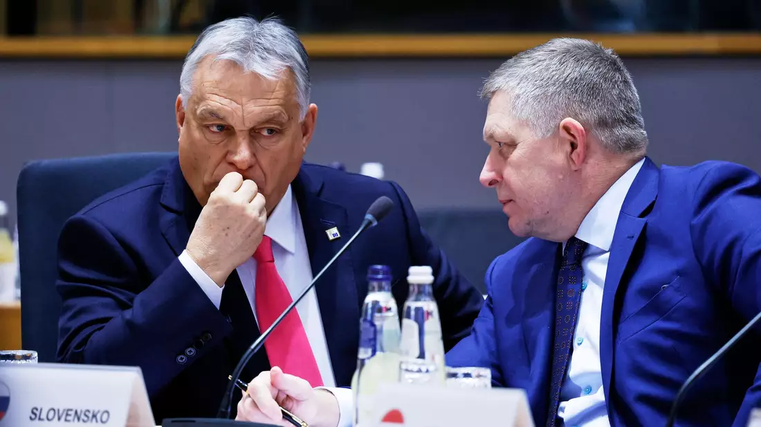 Ungarns Ministerpräsident Viktor Orban (l) und der slowakische Ministerpräsident Robert Fico blockierten gemeinsam die neuen EU-Sanktionen gegen Russland. (Archivbild) - Bild: Omar Havana/AP/dpa