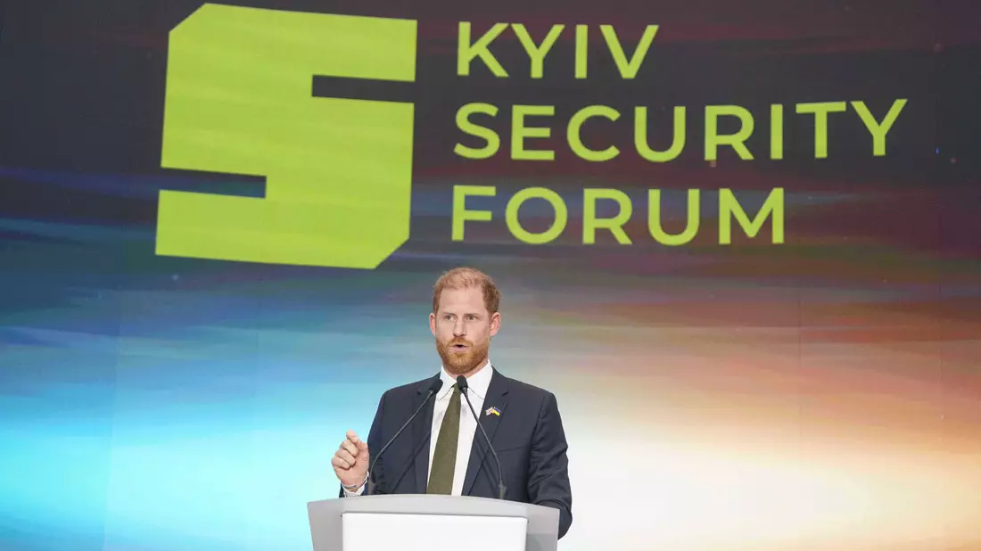 Der britische Prinz Harry reist nicht im Auftrag des Königshauses, sondern auf eigene Faust. - Bild: Evgeniy Maloletka/AP/dpa