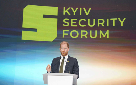 Der britische Prinz Harry reist nicht im Auftrag des Königshauses, sondern auf eigene Faust. - Foto: Evgeniy Maloletka/AP/dpa