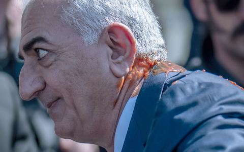 An Hals und Schulter bespritzt: Reza Pahlavi.   - Foto: Michael Kappeler/dpa