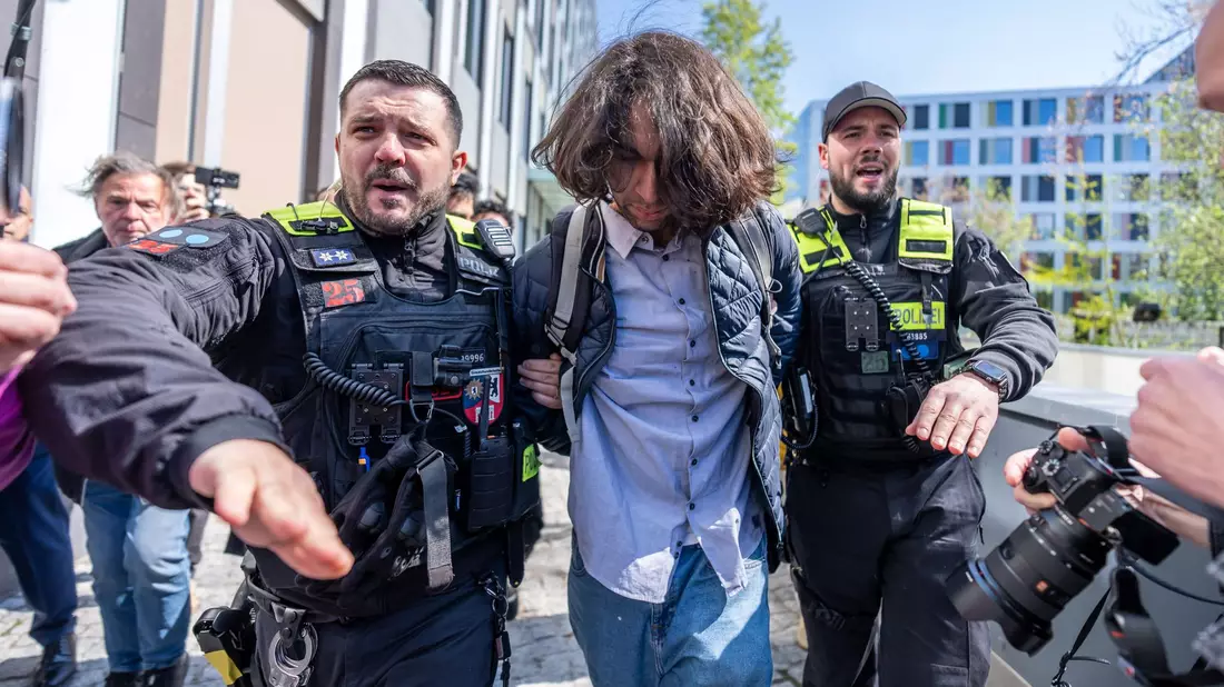 Der Mann wurde abgeführt. - Bild: Michael Kappeler/dpa