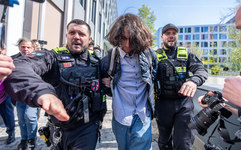 Der Mann wurde abgeführt. - Foto: Michael Kappeler/dpa