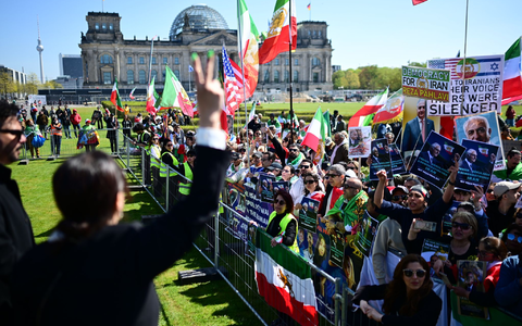 Pahlavis Unterstützer demonstrierten am Bundestag. - Foto: Sebastian Gollnow/dpa
