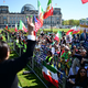 Pahlavis Unterstützer demonstrierten am Bundestag. - Foto: Sebastian Gollnow/dpa