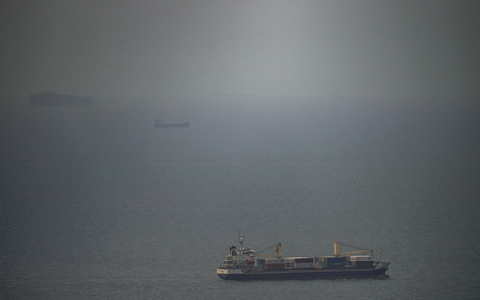 Die für den Welthandel wichtige Straße von Hormus bleibt weitestgehend blockiert. - Foto: Uncredited/AP/dpa