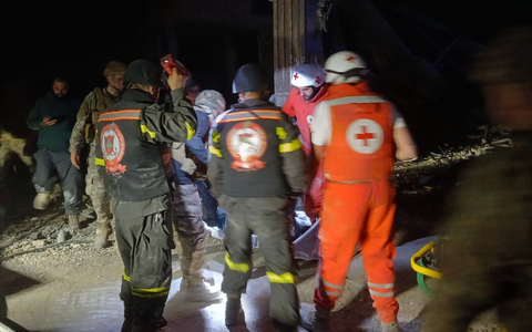 Trotz einer Waffenruhe im Libanon gibt es dort weiterhin tödliche Angriffe und Zerstörung. - Foto: Uncredited/Lebanese Civil Defense/AP/dpa