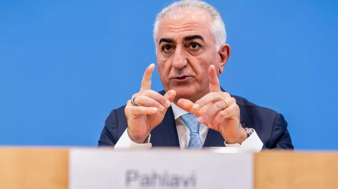 Schah-Sohn Reza Pahlavi fordert Deutschland auf, einen grundlegenden Wandel im Iran zu unterstützen. - Bild: Michael Kappeler/dpa