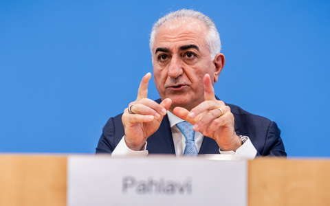 Schah-Sohn Reza Pahlavi fordert Deutschland auf, einen grundlegenden Wandel im Iran zu unterstützen. - Foto: Michael Kappeler/dpa