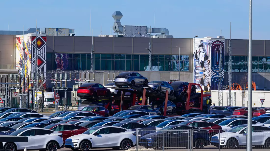 Der US-Elektroautobauer Tesla will die Zahl der Beschäftigten in seinem Werk in Grünheide erhöhen.(Archivbild) - Bild: Patrick Pleul/dpa