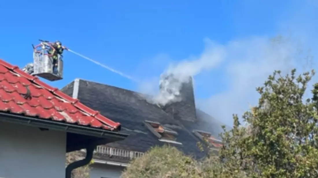 LPI-NDH: Dachstuhlbrand in der Westsiedlung - Bild: presseportal.de