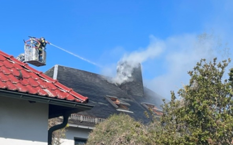 LPI-NDH: Dachstuhlbrand in der Westsiedlung - Foto: presseportal.de