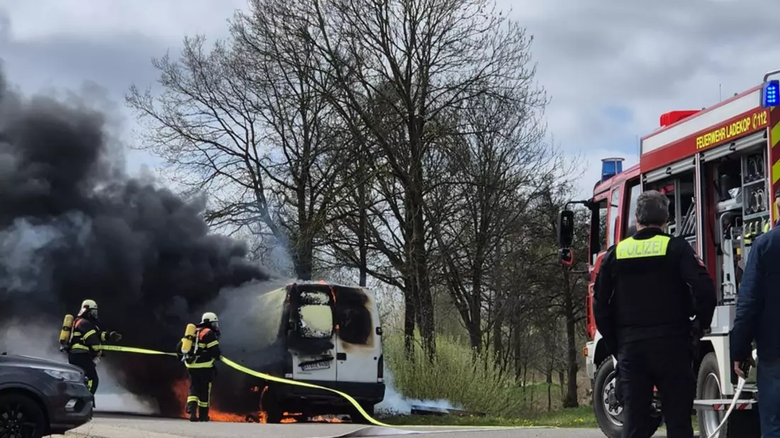 POL-STD: Polizei Drochtersen und Stade sucht Unfallzeugen, Transporter in Ladekop ausgebrannt - Bild: presseportal.de