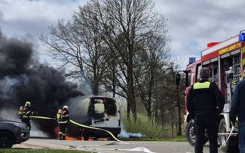 POL-STD: Polizei Drochtersen und Stade sucht Unfallzeugen, Transporter in Ladekop ausgebrannt - Foto: presseportal.de