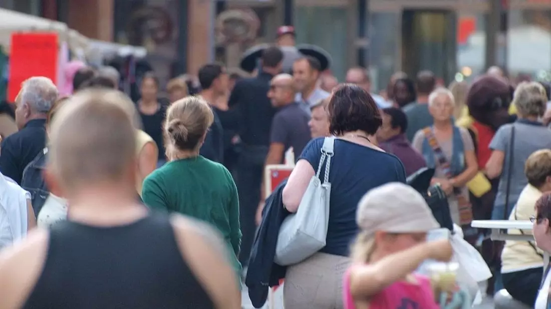 Menschen in einer Fußgängerzone (Archiv) - Bild: via dts Nachrichtenagentur