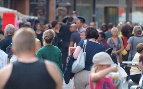 Menschen in einer Fußgängerzone (Archiv) - Foto: via dts Nachrichtenagentur
