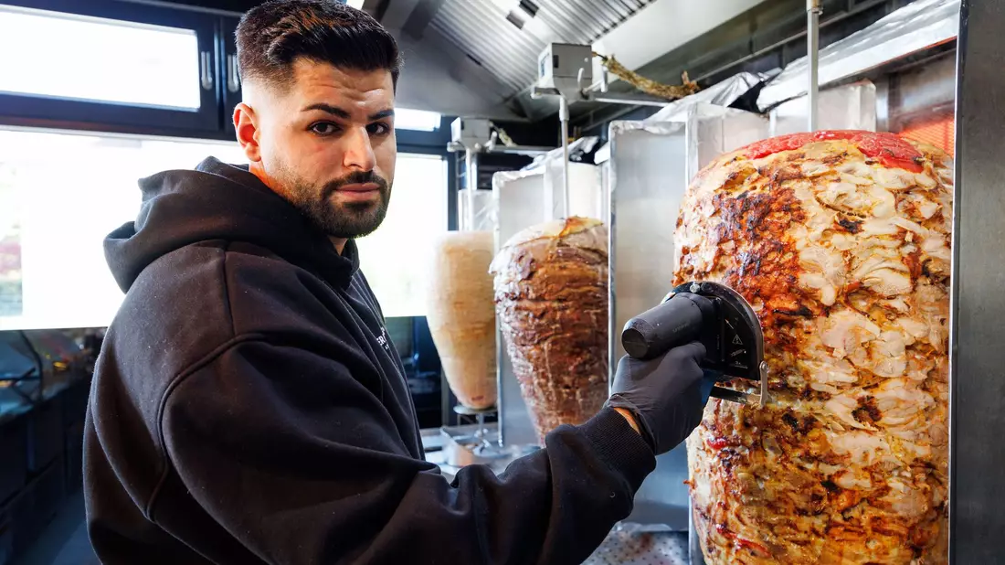 Firmenchef Sergen Kolcu bei der Arbeit. - Bild: Friso Gentsch/dpa