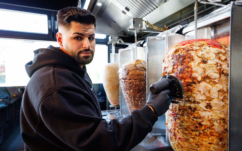 Firmenchef Sergen Kolcu bei der Arbeit. - Foto: Friso Gentsch/dpa