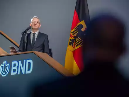 Der Präsident des Bundesnachrichtendienstes, Martin Jäger, will den BND zu einer schlagkräftigen Abwehreinheit gegen Angriffe auf Deutschland machen. - Foto: Michael Kappeler/dpa