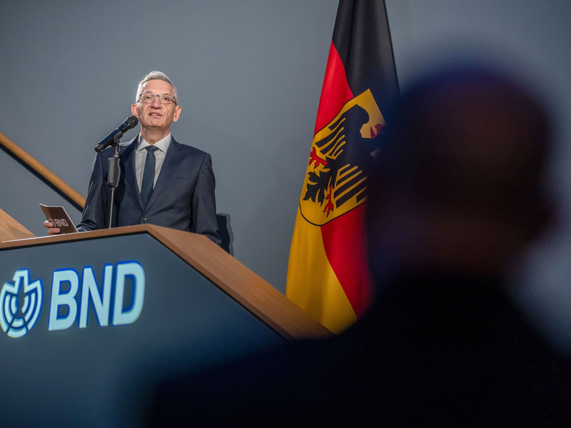 Der Präsident des Bundesnachrichtendienstes, Martin Jäger, will den BND zu einer schlagkräftigen Abwehreinheit gegen Angriffe auf Deutschland machen. - Foto: Michael Kappeler/dpa