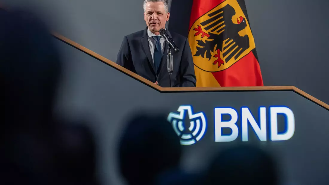 Der für die Geheimdienste zuständige Kanzleramtschef Thorsten Frei (CDU) verspricht dem BND den nötigen Instrumentenkasten für dessen künftige Aufgaben. - Bild: Michael Kappeler/dpa