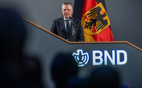 Der für die Geheimdienste zuständige Kanzleramtschef Thorsten Frei (CDU) verspricht dem BND den nötigen Instrumentenkasten für dessen künftige Aufgaben. - Foto: Michael Kappeler/dpa