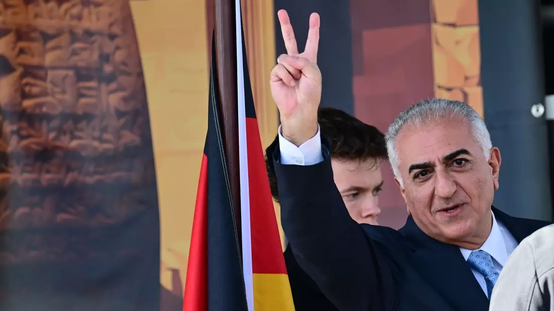 Sprach vor Tausenden Unterstützern: Reza Pahlavi. - Bild: Sebastian Gollnow/dpa