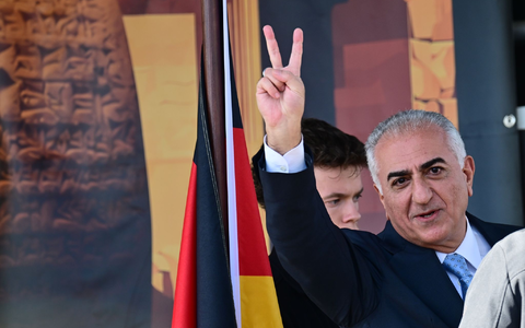 Sprach vor Tausenden Unterstützern: Reza Pahlavi. - Foto: Sebastian Gollnow/dpa