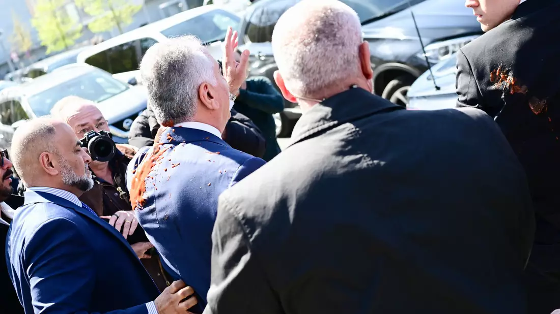 Reza Pahlavi, beschmiert mit roter Flüssigkeit. - Bild: Sebastian Christoph Gollnow/dpa