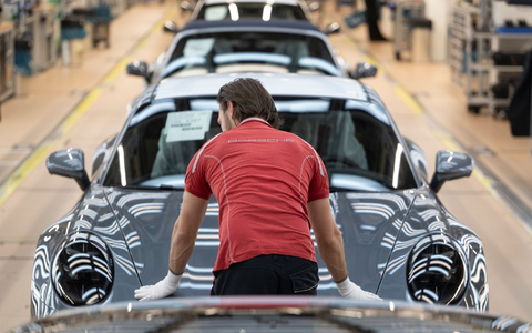 Die Porsche-Mitarbeiter erhalten für 2025 erstmals seit Jahren keine Sonderzahlung. (Archivbild) - Foto: Marijan Murat/dpa