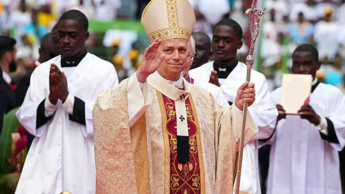 Papst Leo XIV. bei seiner letzten Messe in Afrika. - Bild: Misper Apawu/AP/dpa