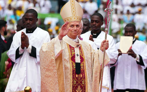 Papst Leo XIV. bei seiner letzten Messe in Afrika. - Foto: Misper Apawu/AP/dpa