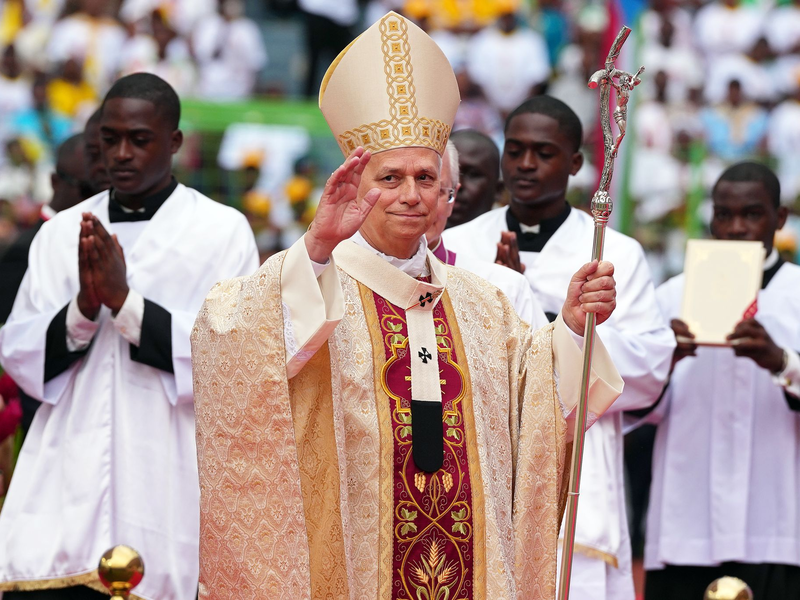 Papst Leo XIV. bei seiner letzten Messe in Afrika. - Foto: Misper Apawu/AP/dpa
