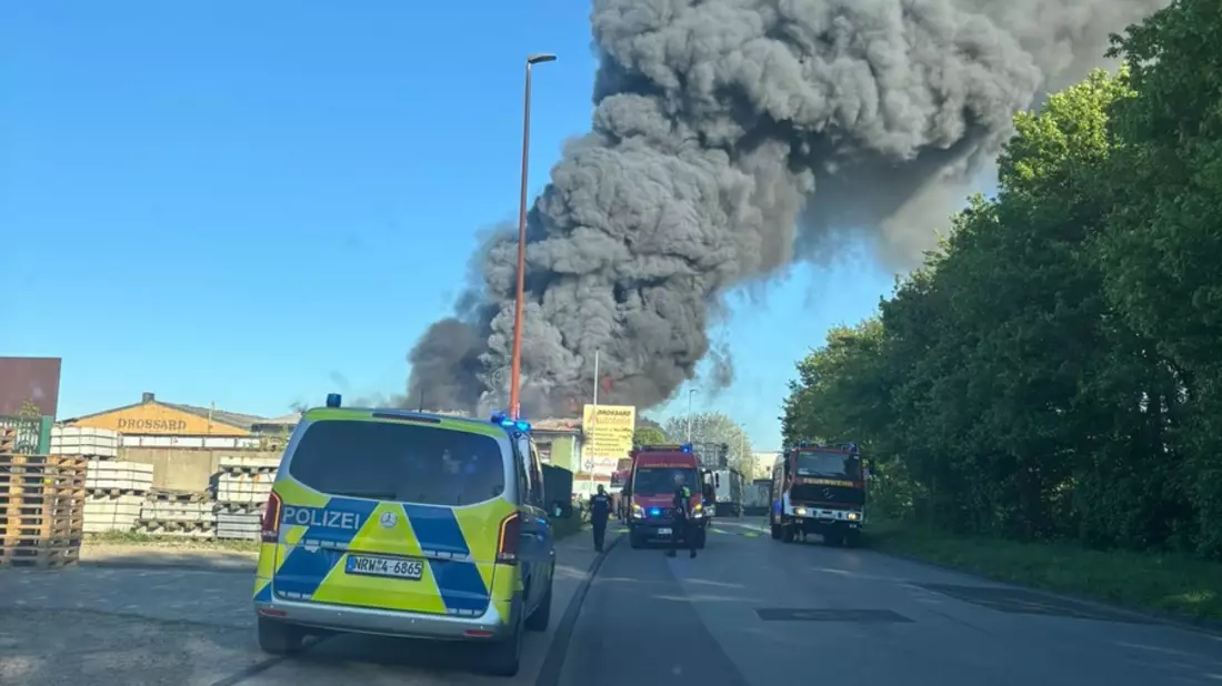 FW Grevenbroich: Erstmeldung Feuerwehr Grevenbroich Brennt Schrottplatz im Industriegebiet-Ost - Bild: presseportal.de