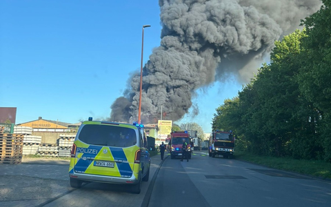 FW Grevenbroich: Erstmeldung Feuerwehr Grevenbroich Brennt Schrottplatz im Industriegebiet-Ost - Foto: presseportal.de
