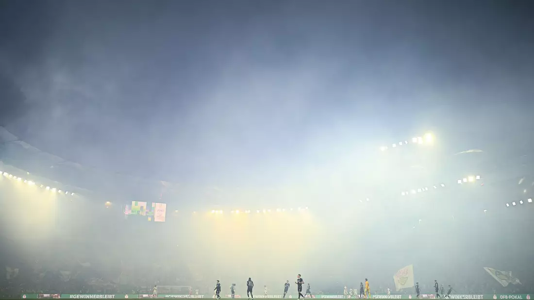 Pyrotechnik verzögerte den Anpfiff um wenige Minuten. - Bild: Tom Weller/dpa