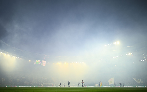 Pyrotechnik verzögerte den Anpfiff um wenige Minuten. - Foto: Tom Weller/dpa