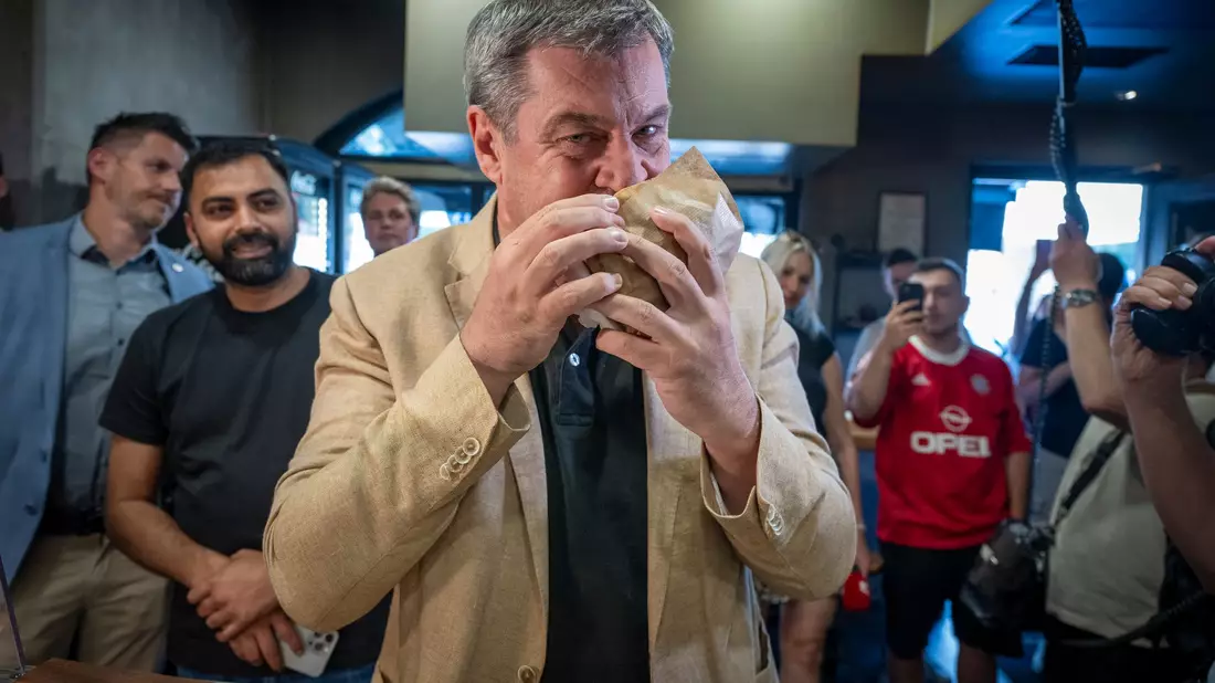 Die Weltlage sei ernst geworden - das will Bayerns Ministerpräsident Markus Söder (CSU) künftig auch bei seinen Social-Media-Auftritten berücksichtigen - und nicht mehr ganz so viele Döner-Fotos posten (Archivbild).  - Bild: Peter Kneffel/dpa