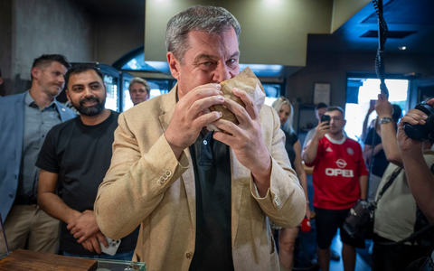 Die Weltlage sei ernst geworden - das will Bayerns Ministerpräsident Markus Söder (CSU) künftig auch bei seinen Social-Media-Auftritten berücksichtigen - und nicht mehr ganz so viele Döner-Fotos posten (Archivbild).  - Foto: Peter Kneffel/dpa